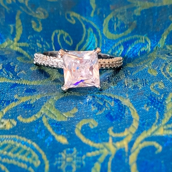 925S Fashion Four-claw White Zircon Ring. - Picture 2 of 6